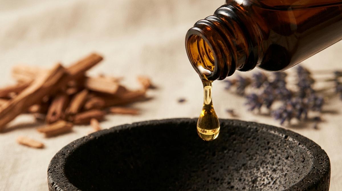 Bodegón macro de aceite esencial de sándalo y lavanda para aromaterapia.